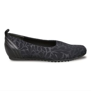 Munro Iriana Traveler Slip-On Size 5M